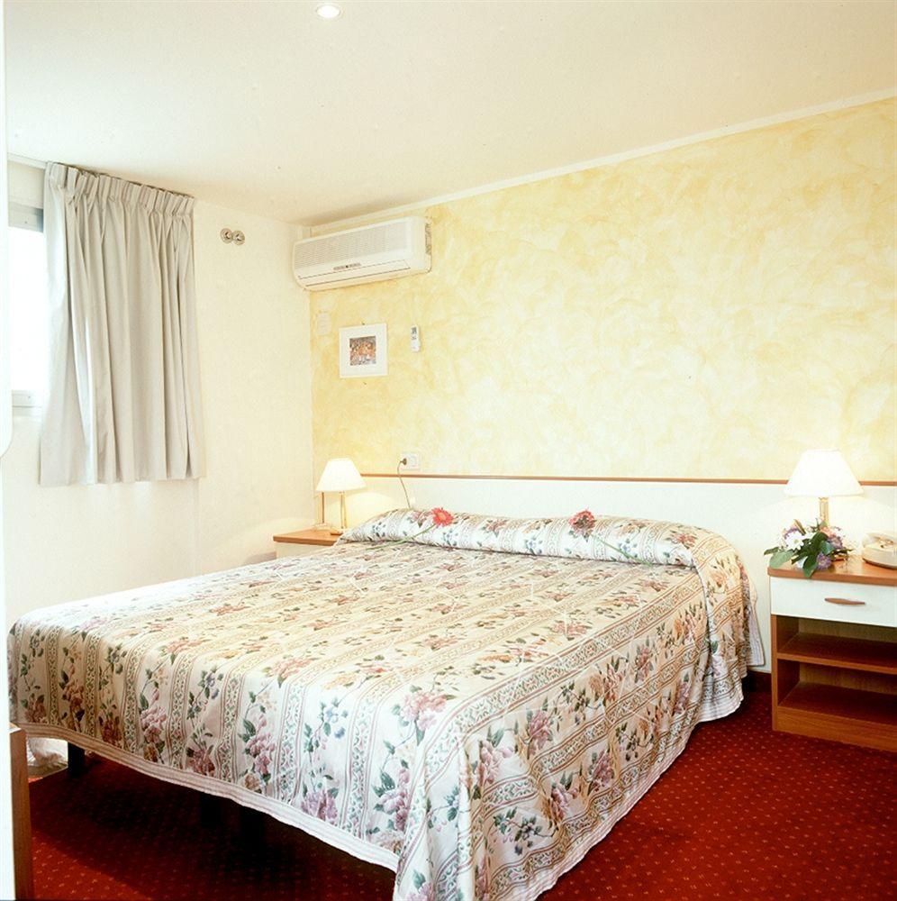 Hotel Mirabella Риччоне Экстерьер фото